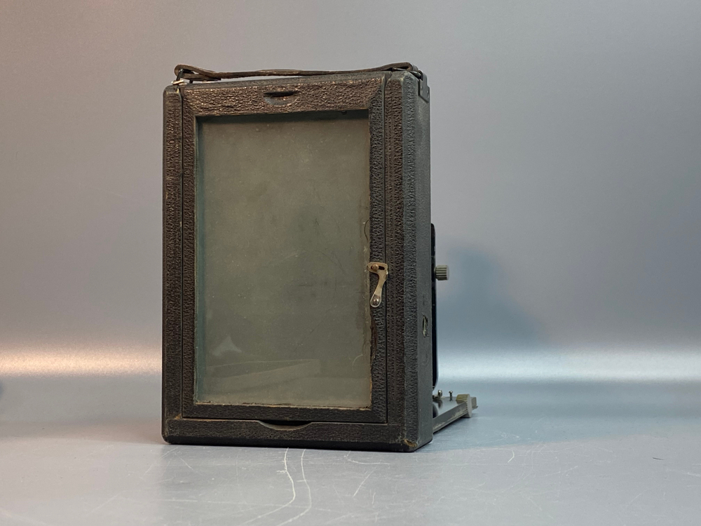 Неизвестный с объективом Extra Rapid Aplanat 1:7.7 f=165 мм, не работает диафрагма.