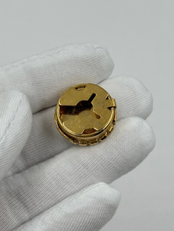 Накладка на пуговицу с зелёной вставкой