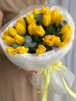Яркие желтые тюльпаны премиум сорта и зелень эвкалипта в воздушном оформлении от Флора Маркет
