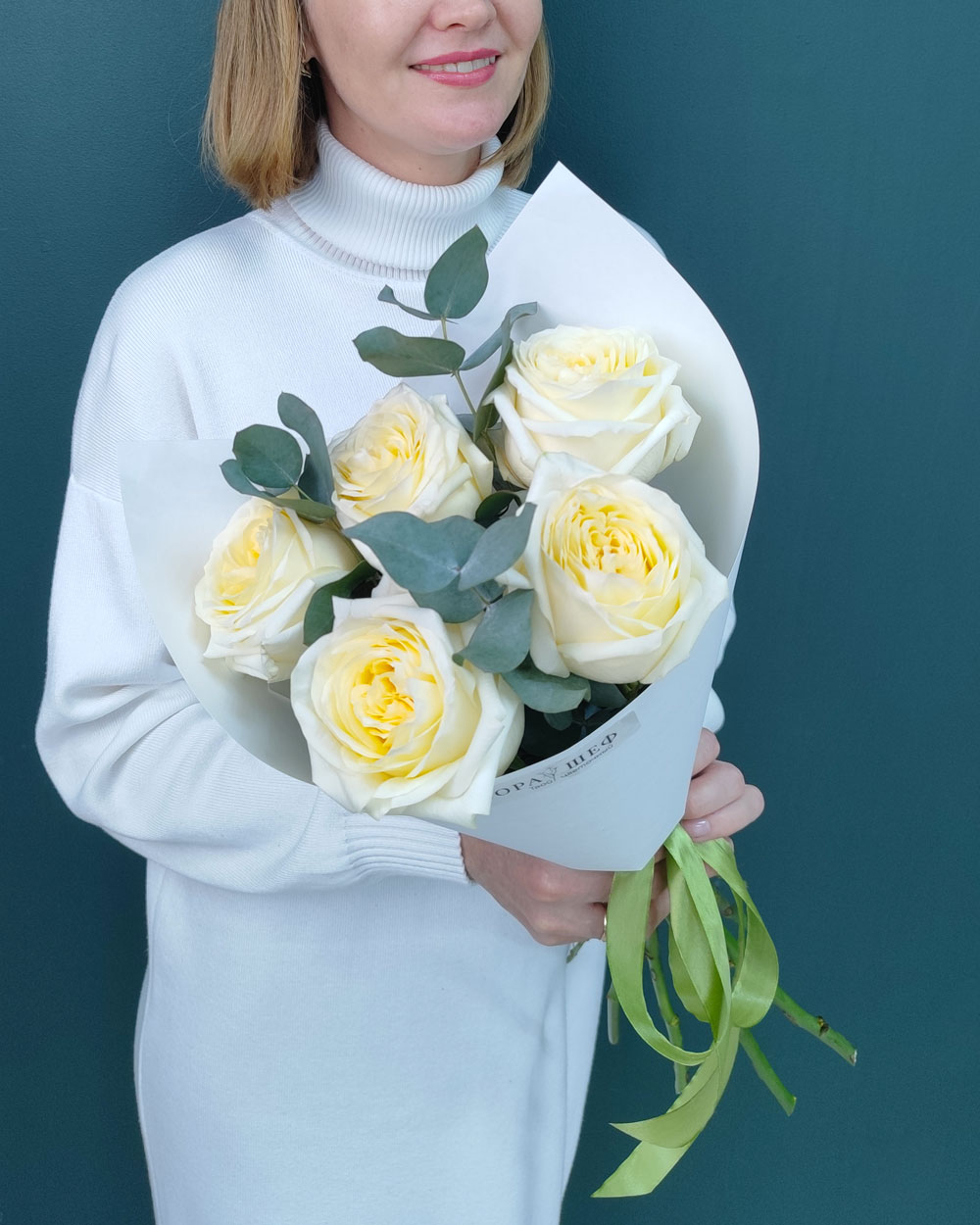 Роза кремовая пионовидная с эвкалиптом(00478)