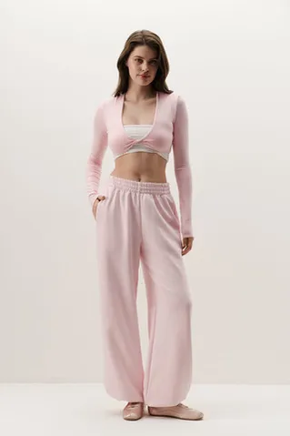 Лонгслив с перекрутом укороченный нежно-розового цвета