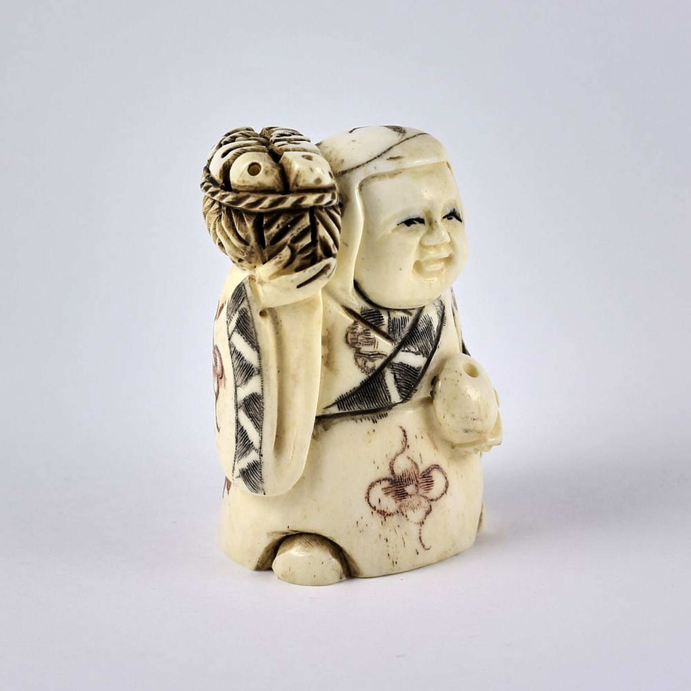 Нэцкэ Девочка Карако с корзиной рыбы на плече и персиком