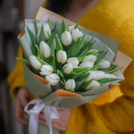 Букет из 25 белых тюльпанов в зеленом оформлении