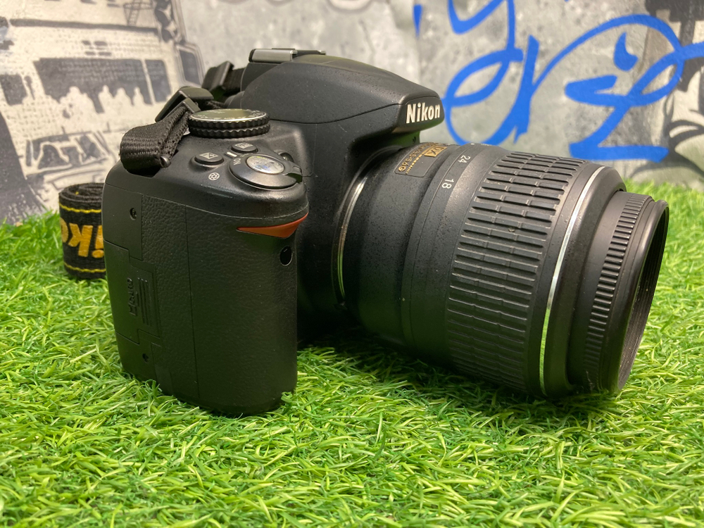 Nikon D3000 kit 18-55mm 3.5-5.6G VR 12.300 кадров