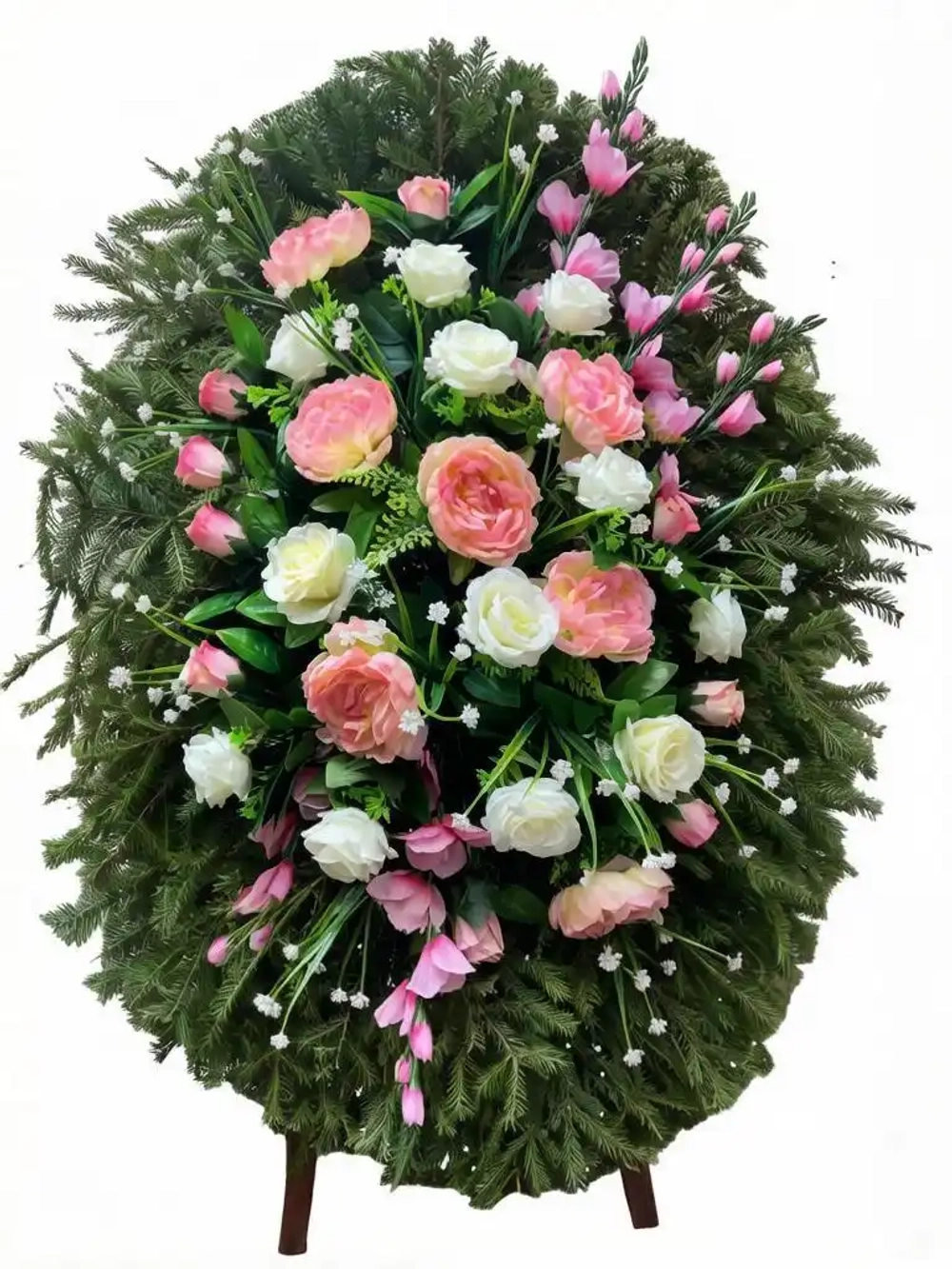 Комбинированный венок из натуральной хвои с искусственными розовыми и белыми розами, розовыми тюльпанами и мелкими белыми цветами