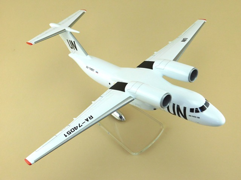 Модель самолета Ан-74 (М1:72, UN)