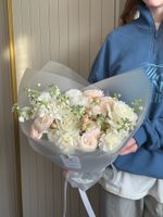 Букет из кустовых пионовидных роз, маттиолы, диантусов и одноголовых роз