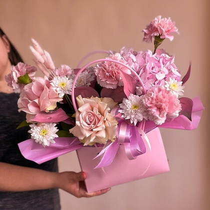 Розовая коробка - сумочка с французскими розами, гортензией, хризантемой