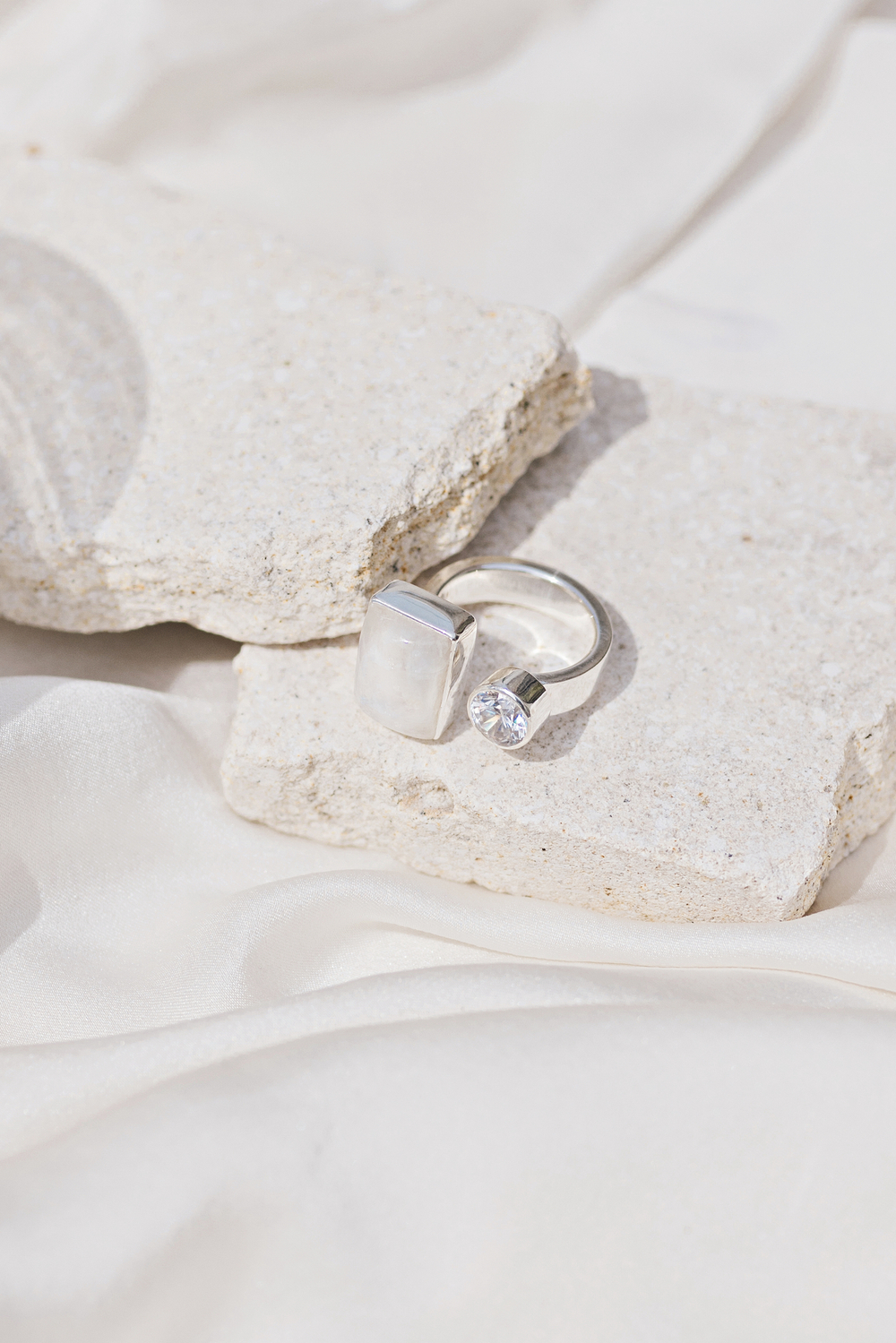 Кольцо «Дуо» с прямоугольным лунным камнем и белым топазом