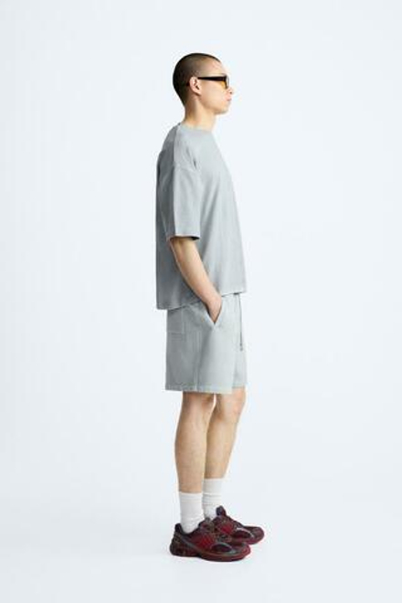 ZARA БАЗОВЫЕ ШОРТЫ-ЧИНОС С ЭФФЕКТОМ ПОТЕРТОСТИ, СВЕТЛО-СЕРЫЙ