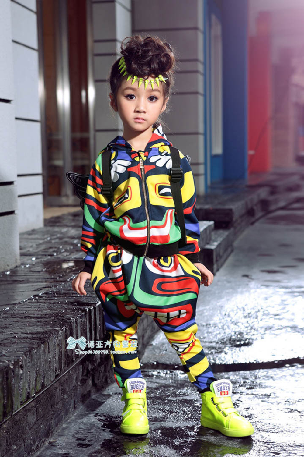 Костюм детский из брюк и худи с ярким абстракционным принтом