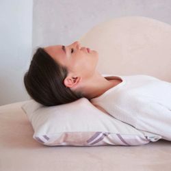 Беспроводная массажная интерьерная подушка GESS Decora — бежевая