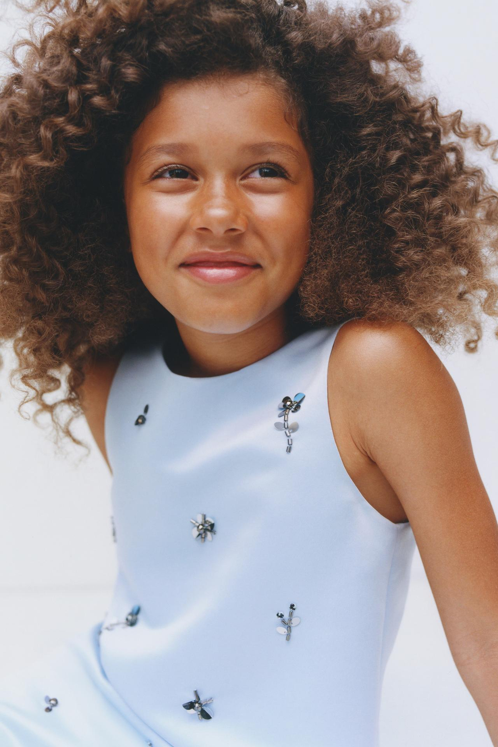 ZARA ПЛАТЬЕ С КОНТРАСТНЫМИ БЛЕСТЯЩИМИ ДЕТАЛЯМИ, СИНИЙ/СЕРЫЙ