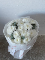 Букет с кустовой белой хризантемой и эвкалиптом