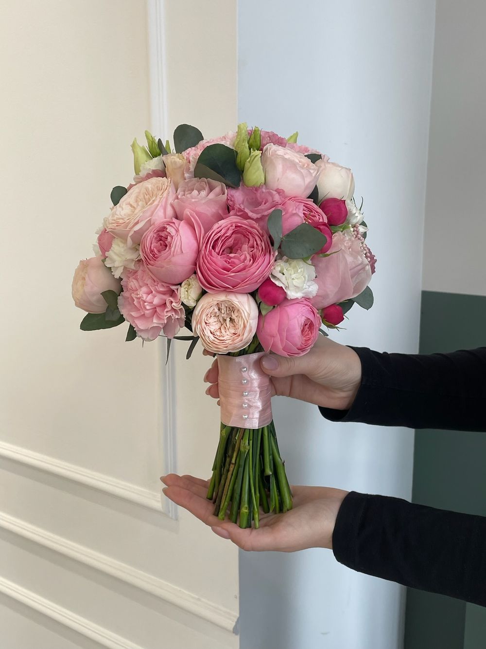 Свадебный букет из кустовых пионовидных роз, диантусов, лизиантуса и эвкалипта