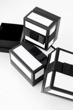 Картонный футляр с плоским бантиком под значок