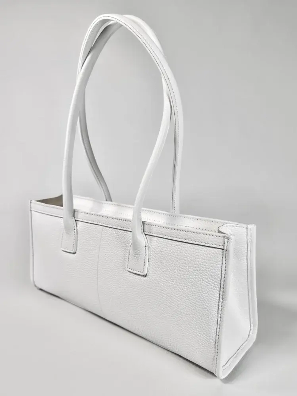 Женская сумка-багет из натуральной кожи белого цвета