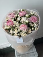 Букет из ранункулюсов и кустовых диантусов