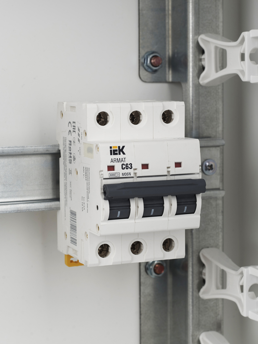 ARMAT Автоматический выключатель M06N 3P C 63А IEK