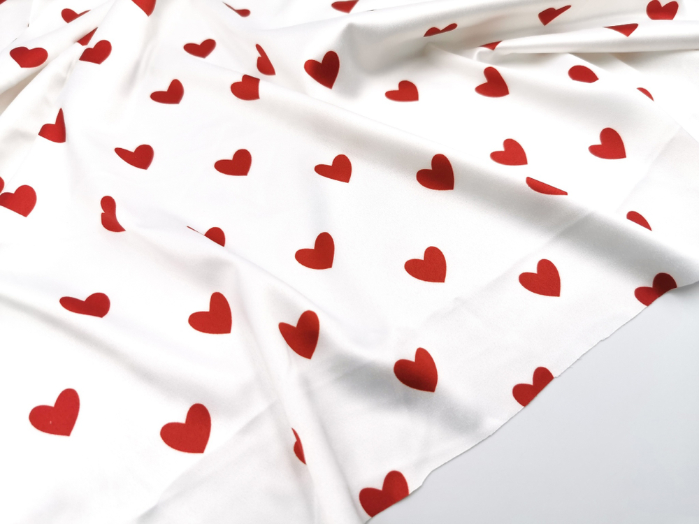 Эластичный бельевой атлас-стрейч, сердечки на молочном фоне, (Арт: ASP-001)