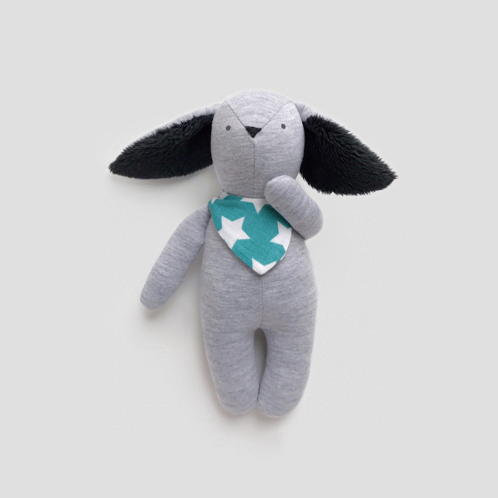 Зайчик серого цвета с черными ушками