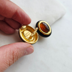 Клипсы Replica с кпрамельным кабошоном