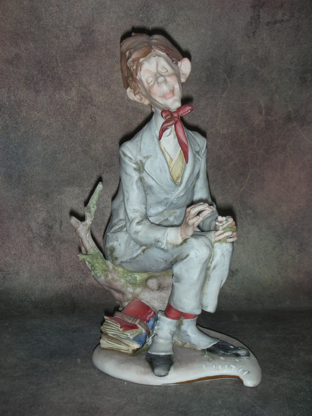 Статуэтка. Фарфор. Любит — не любит. Capodimonte. Италия