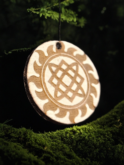 Славянский женский оберег Звезда Лады Богородицы. Материал береза. Длинна шнура 50 см. Диаметр - 3 см.