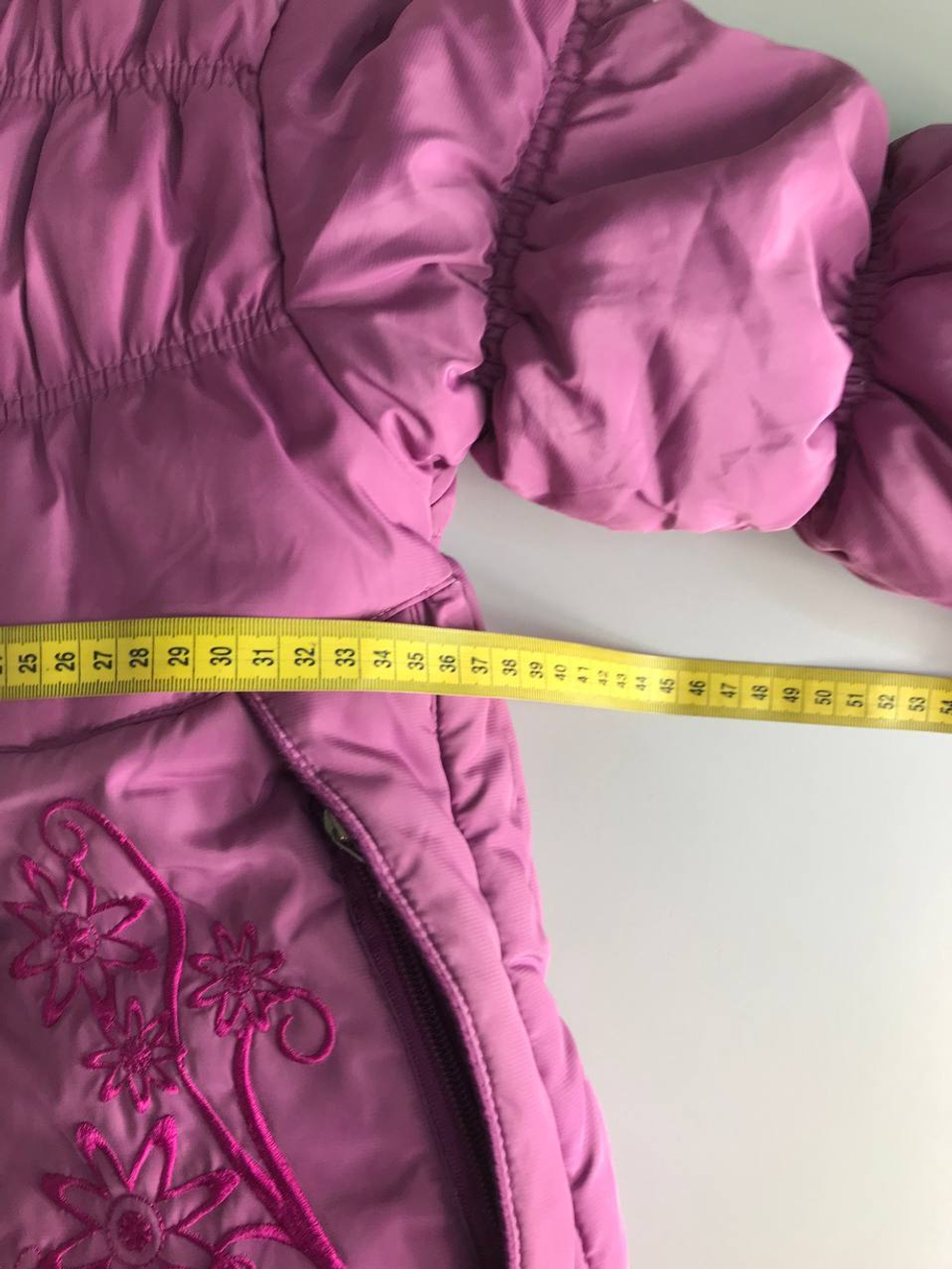 Куртка красивого цвета, на 4/5 лет