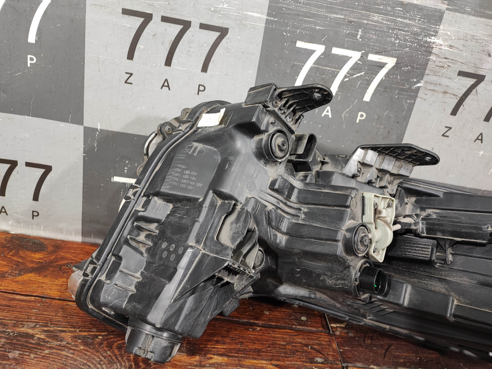 Фара правая LED Kia Carnival 4 (KA4) 20-нв Б/У Оригинал 92102R0000