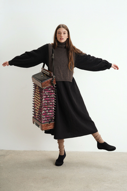 Платье оверсайз "жабо без жабо" с длинным рукавом из крапивы черного цвета