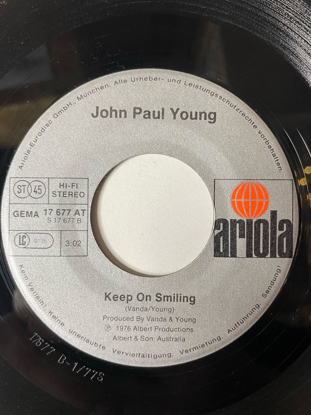 Винтажная виниловая пластинка LP John Paul Young Standing In The Rain / Keep On Smiling (Germany 1977) 7 дюймов
