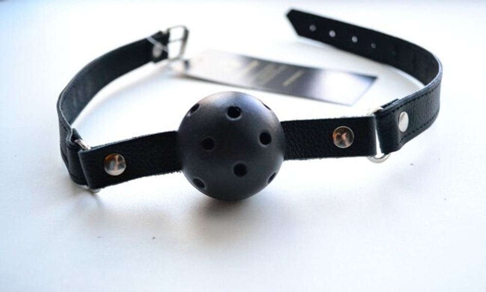 Кляп из пластика с перфорацией на кожаном ремешке (Цвет: черный, черный с красным)