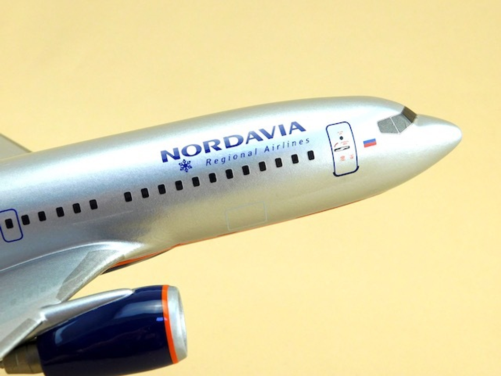 Модель самолета Boeing 737-700 (М1:100 Нордавиа)