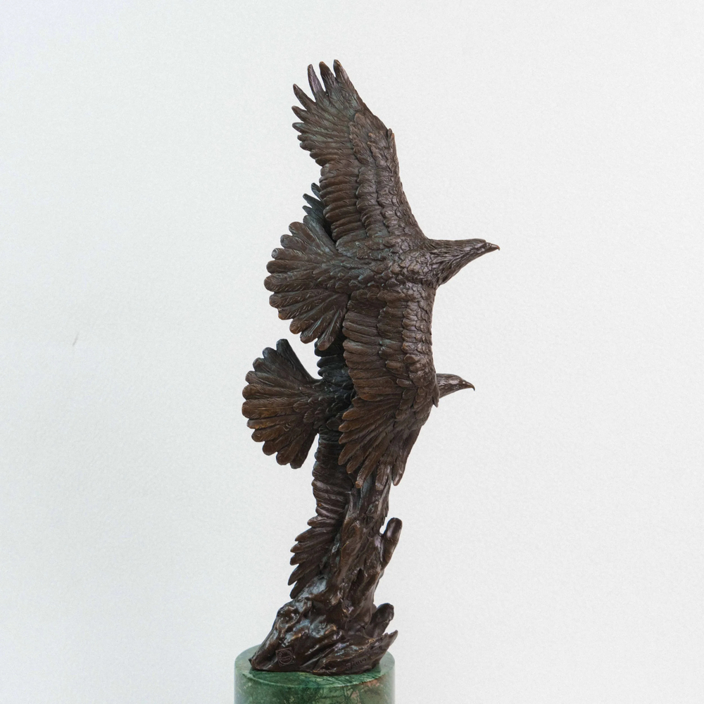 Кабинетная скульптура «Орлы в полете»