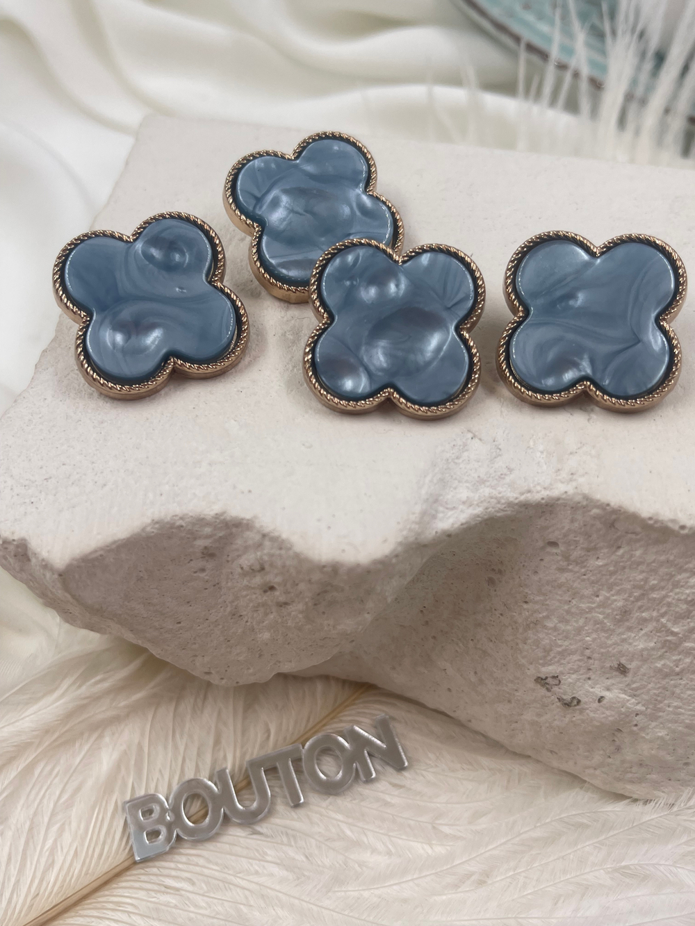 Пуговицы цветок четырехлистник с голубым перламутром