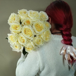 Букет из 15 шт. Белых чайно пионовидных роз с кремовыми оттенком