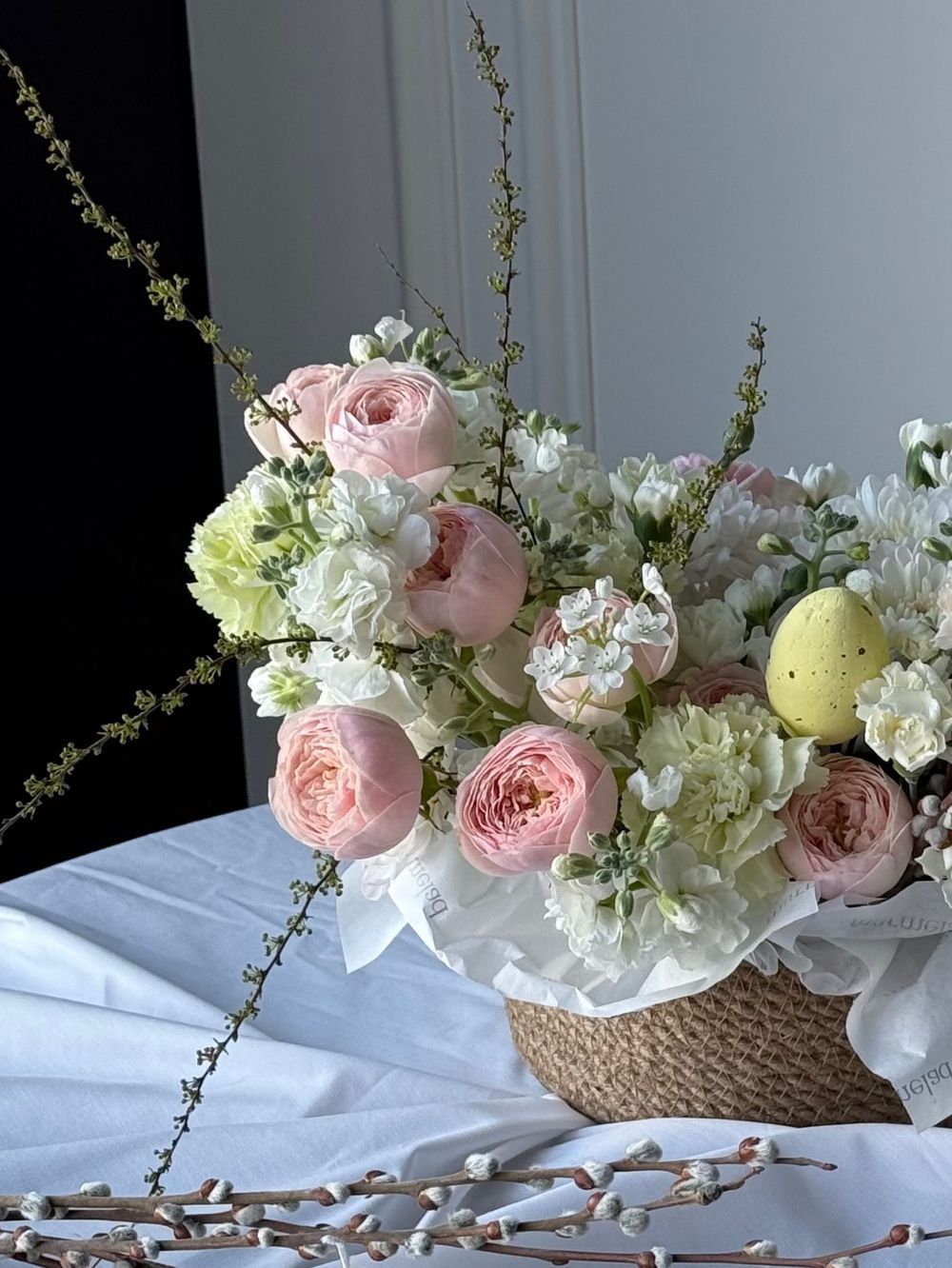 Композиция в плетеной корзине-размер L