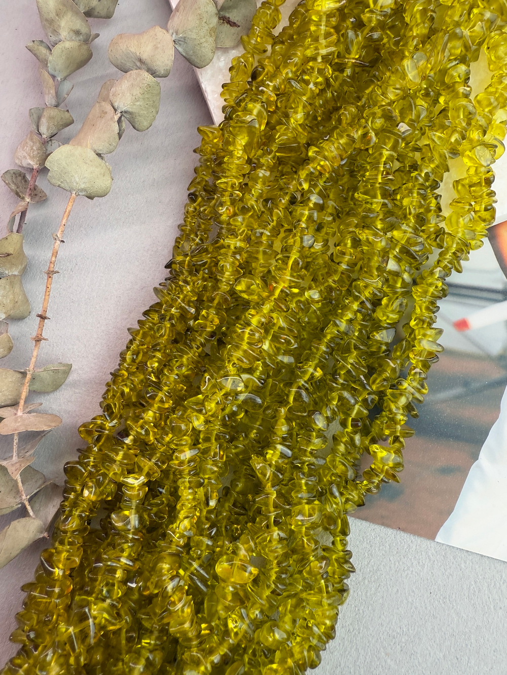 Стеклянные бусины галька, 5-8 мм, нить 80 см, Оливковый