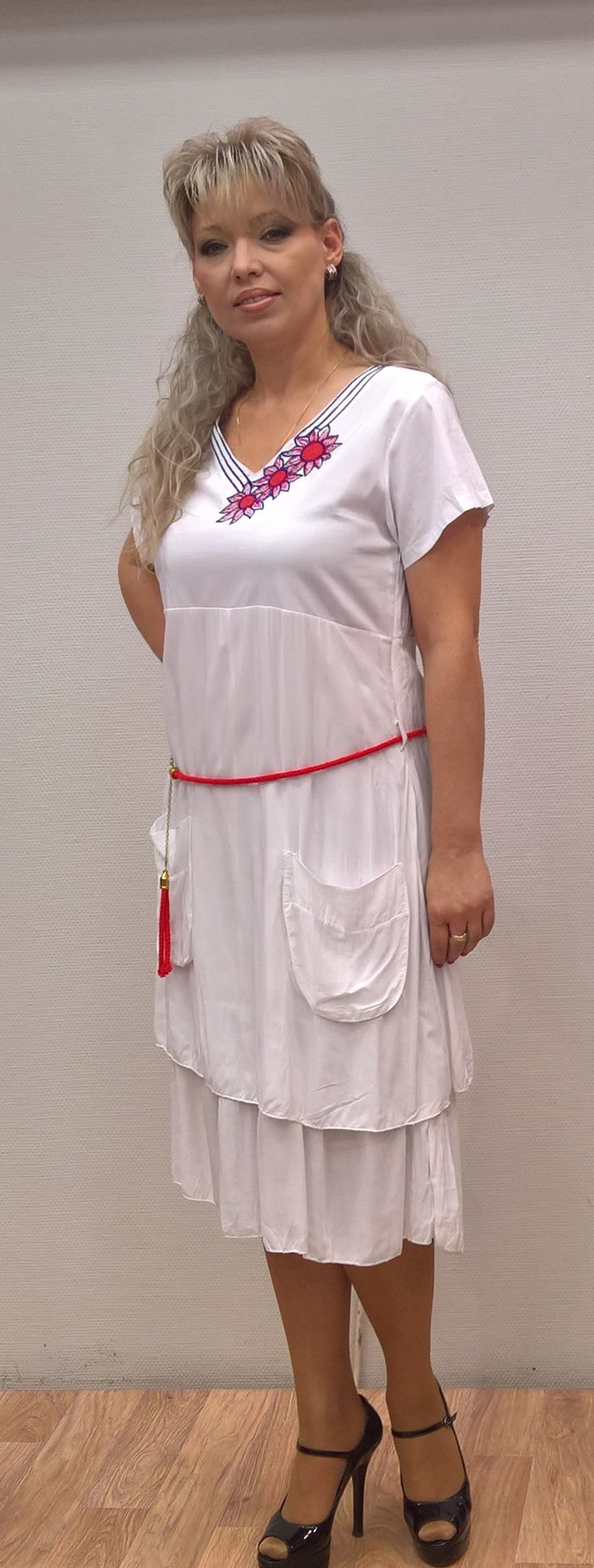 Оригинальное белое платье с красным принтом.