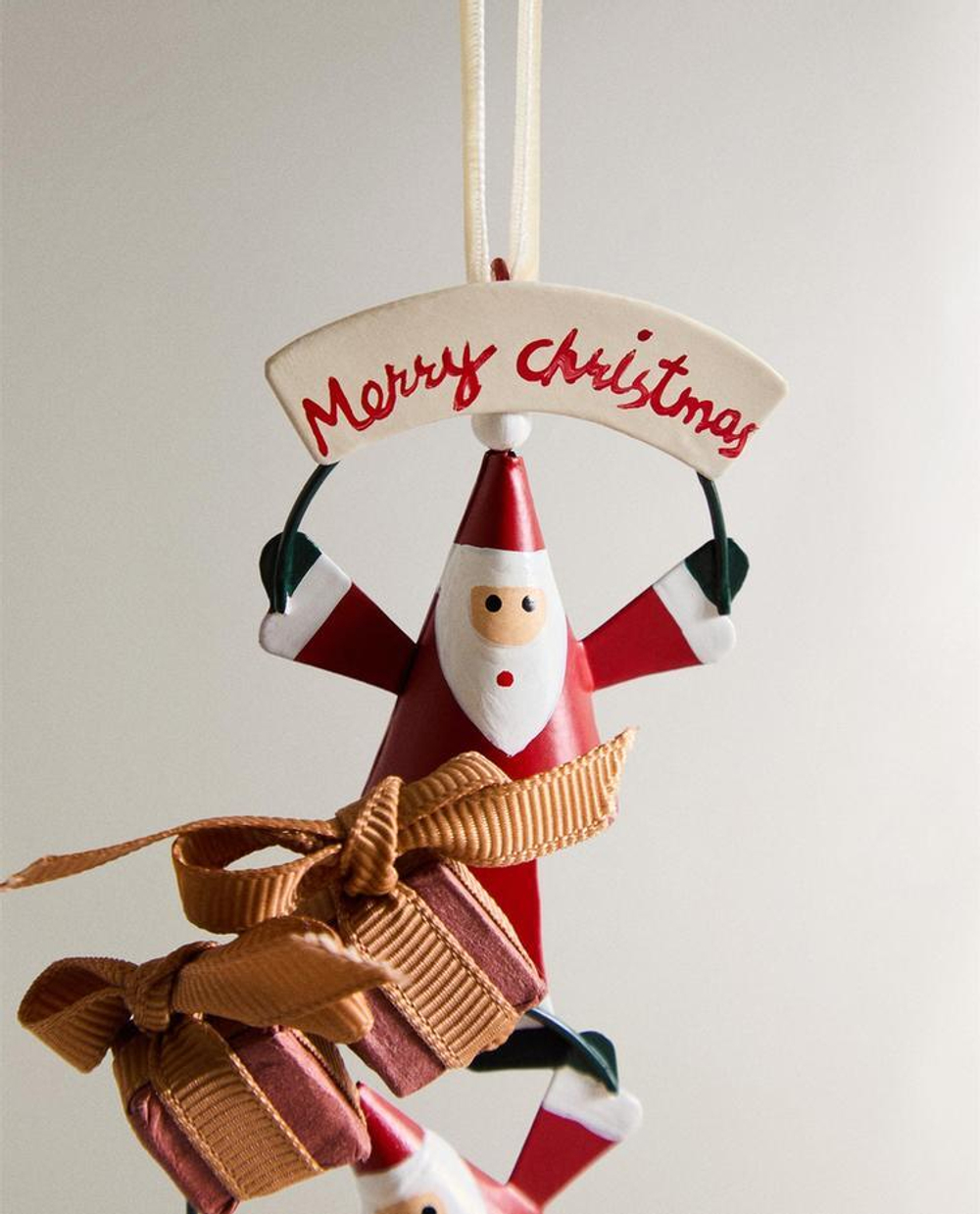 ZARA HOME НОВОГОДНЕЕ ЕЛОЧНОЕ УКРАШЕНИЕ "ДЕД МОРОЗ С ПОДАРКАМИ", КРАСНЫЙ