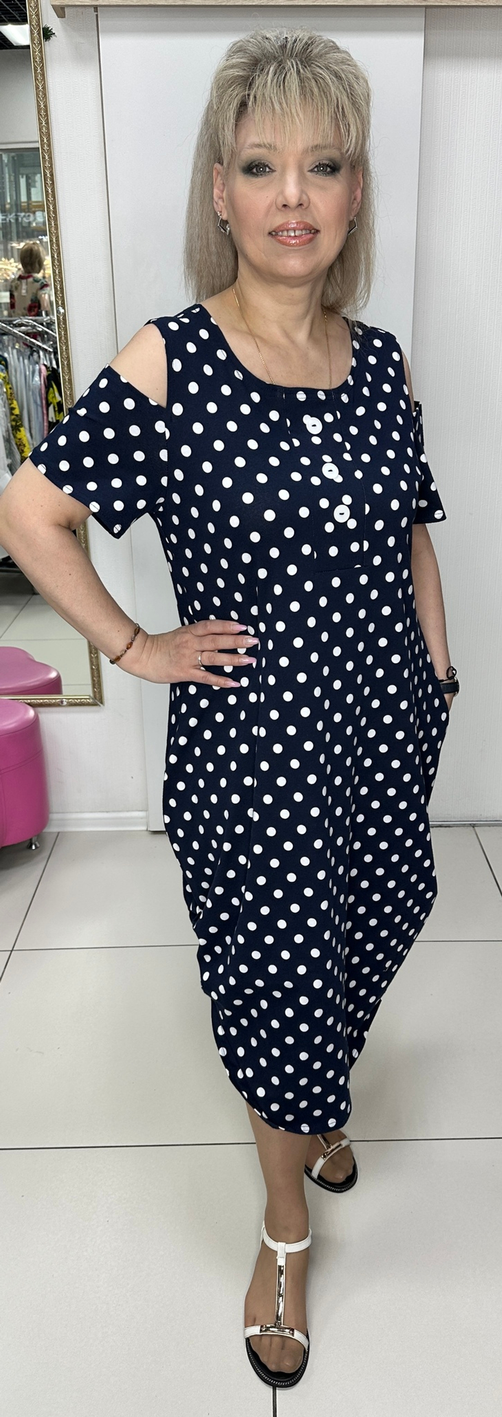 Трикотажное платье в горошек с вынутыми плечиками на большие размеры