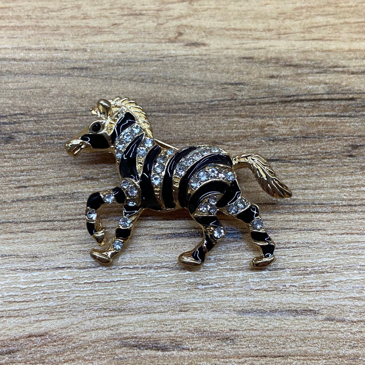Брошь Зебра эмаль черная стразы металл золотистый