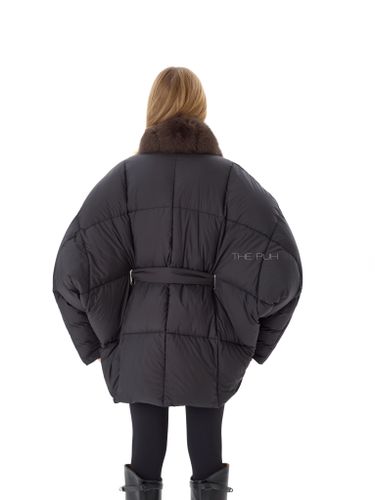 Черный пуховик-летучая мышь с меховым воротником