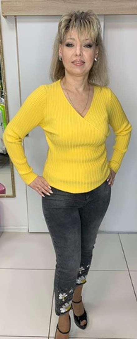 Серые зауженные джинсы с "ромашками"