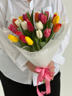 Весенний микс тюльпанов в стильном дизайне от Флора Маркет