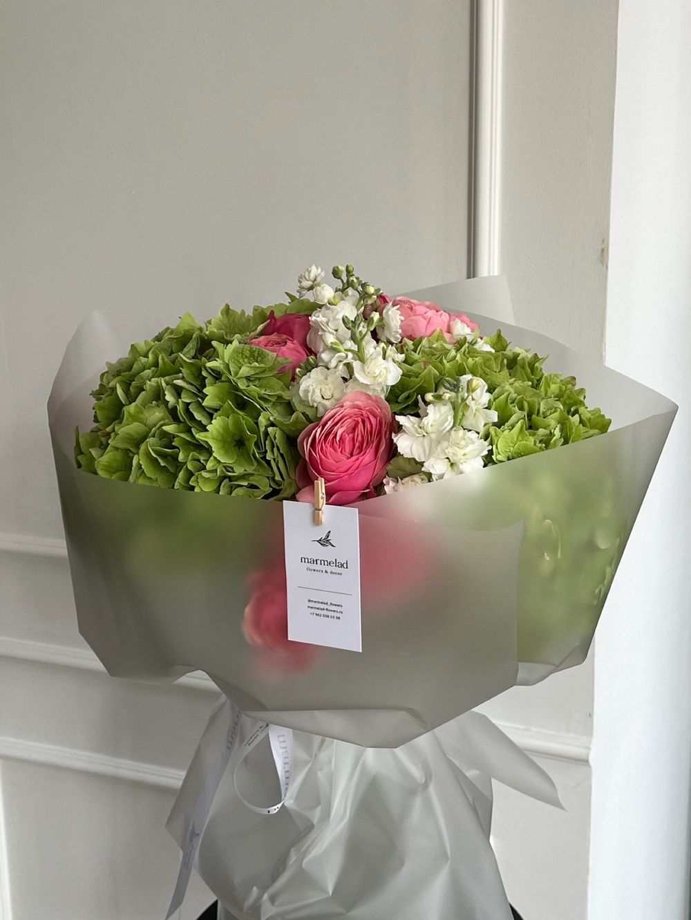 Букет сборный из гортензии, кустовых пионовидных роз и маттиолы