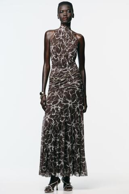 ZARA ДЛИННОЕ ПЛАТЬЕ ИЗ ТЮЛЯ С УЗОРОМ И ВОРОТНИКОМ ХАЛТЕР, КОРИЧНЕВЫЙ
