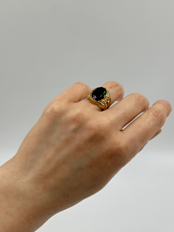 Кольцо с зелёным кристаллом