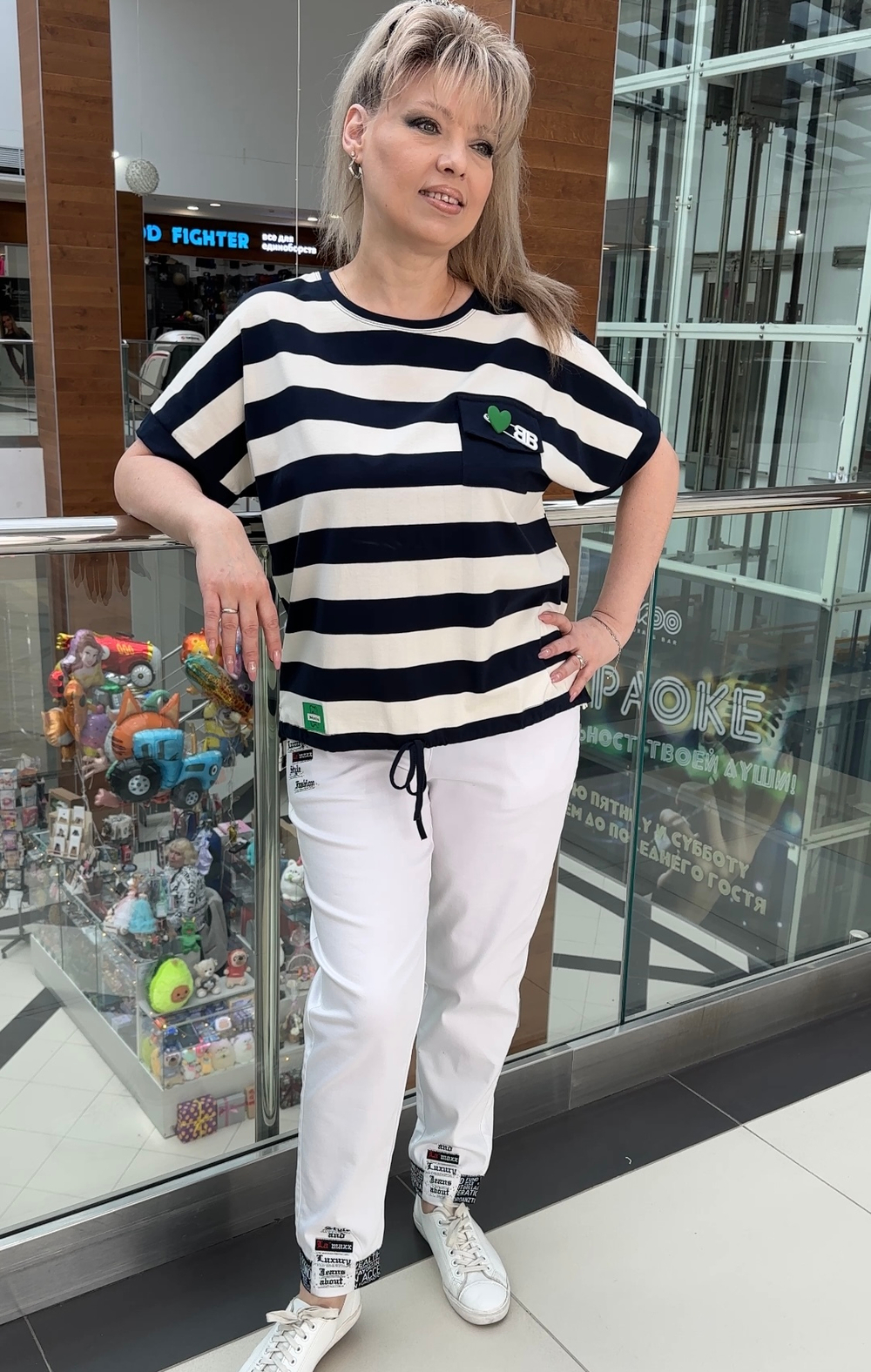 Блузон из хлопка в сине-белую полоску с булавкой